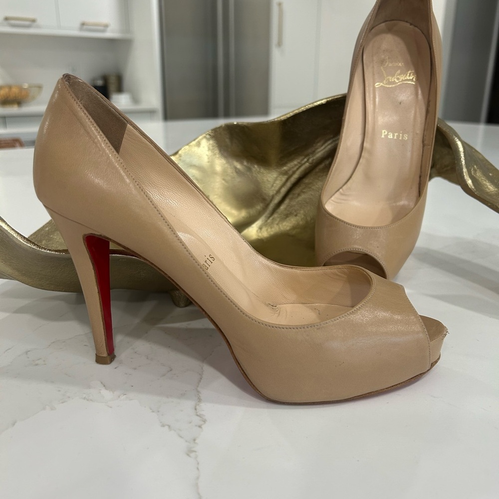 Christian Louboutin, Very Prive/ Beige/100 size 8 medium- 38